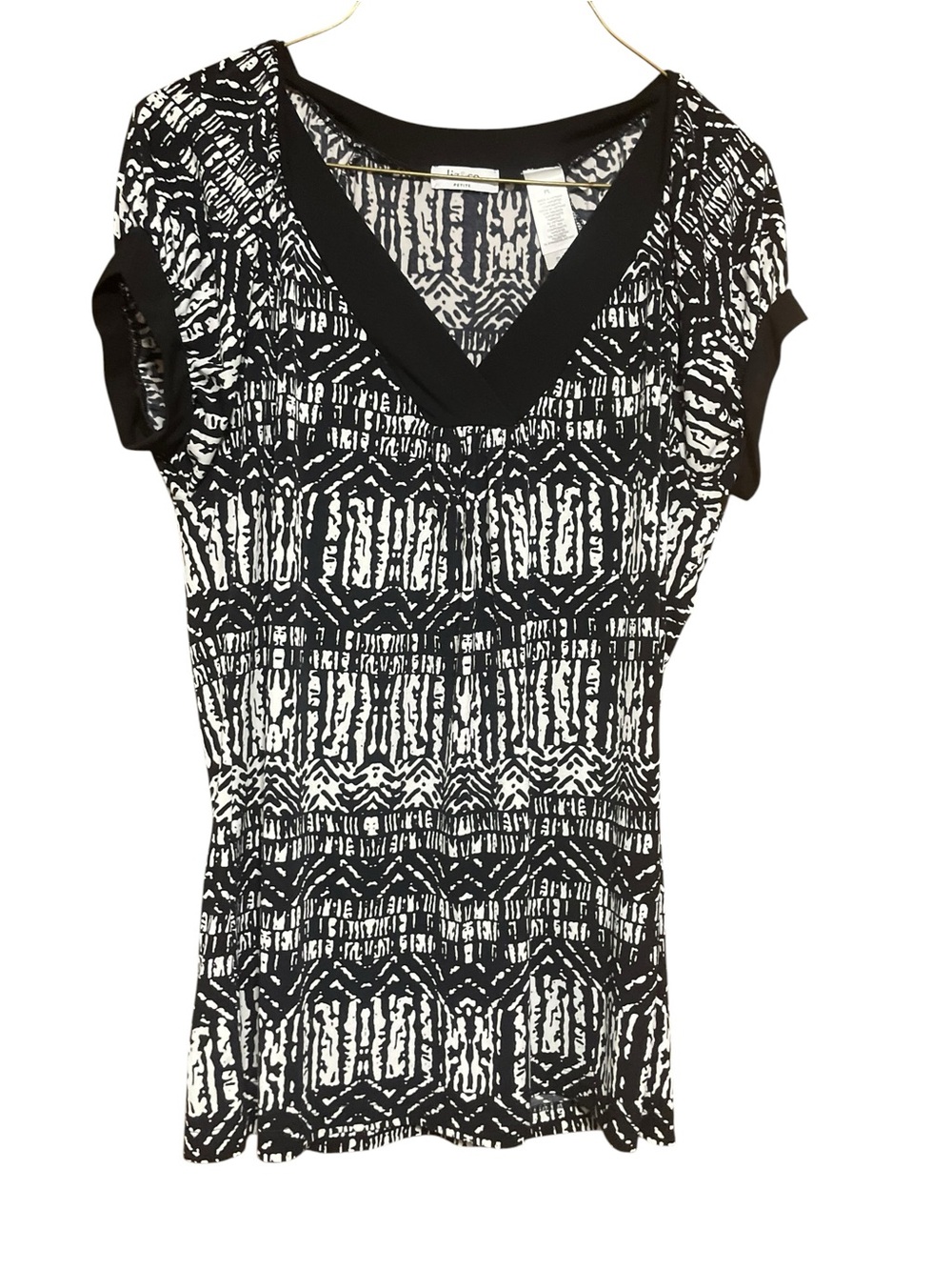 liz & co. Black and White Geometric V-Neck Short Sleeve Top